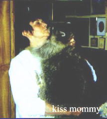 I love kissin my Mom !